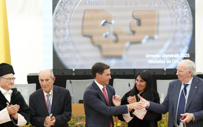 El lehendakari flanqueado por la exrectora Nekane Balluerka, el portero José Ángel Iribar y el lehendakari Carlos Garaikoetxea, medallas de oro de la EHU. Foto: Efe