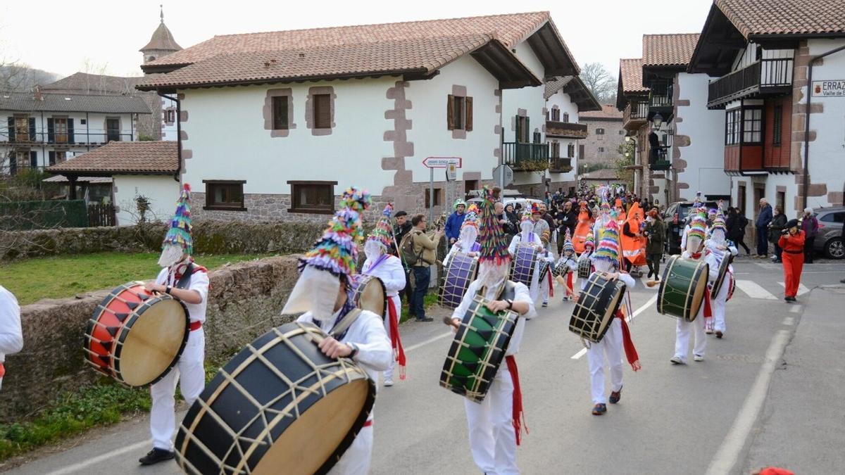 La comparsa de las Damak, haciendo sonar las zanbonbak. .