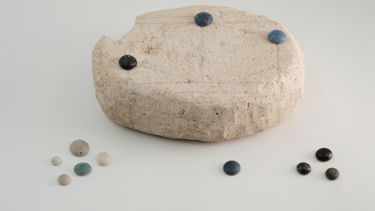 El tablero y las fichas de 'Ludus Coriovalli'.