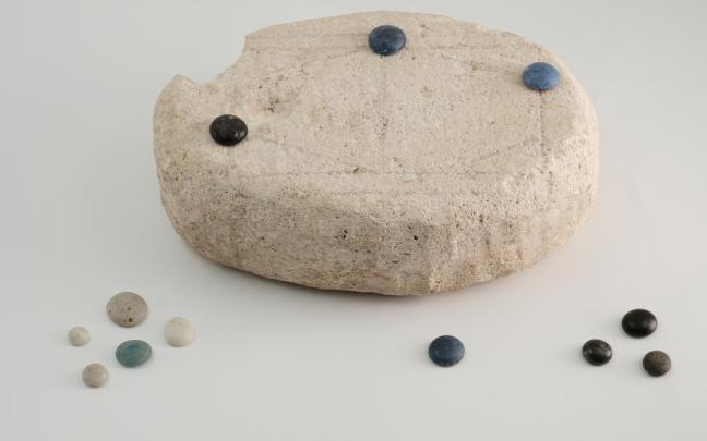 El tablero y las fichas de 'Ludus Coriovalli'.