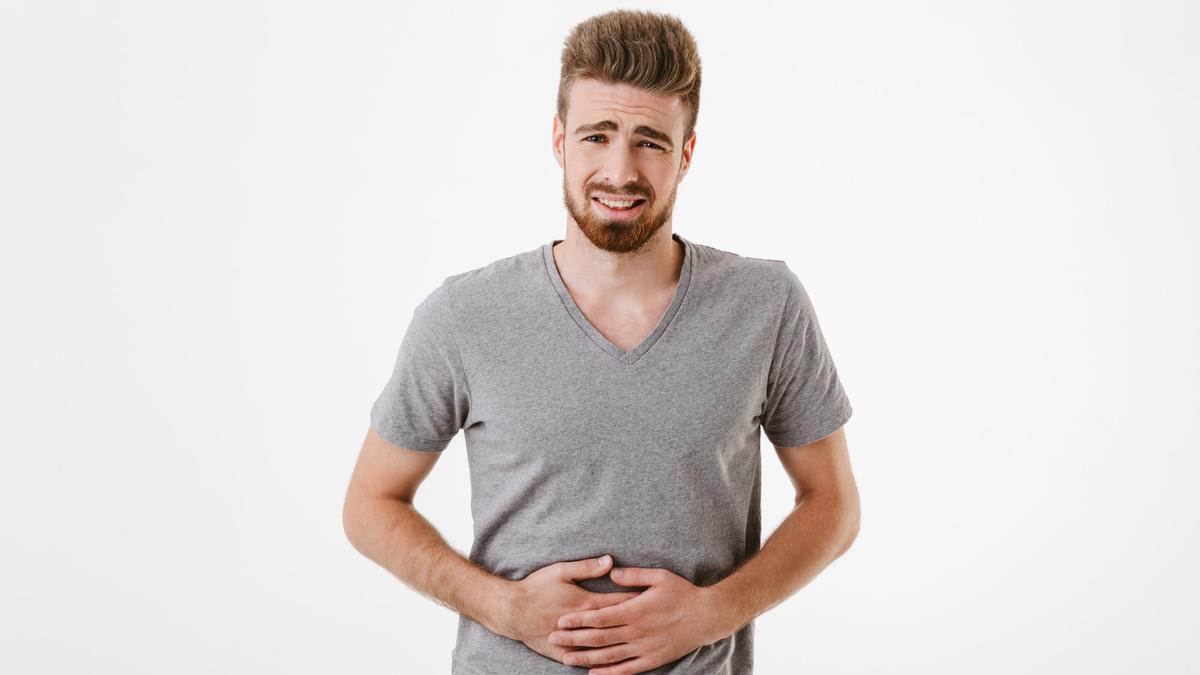 Un hombre con hinchazón abdominal.