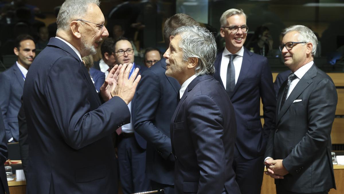 El ministro de Interior, Fernando Grande-Marlaska, charla con otros ministros de la UE antes del comienzo de una reunión en Luxemburgo.