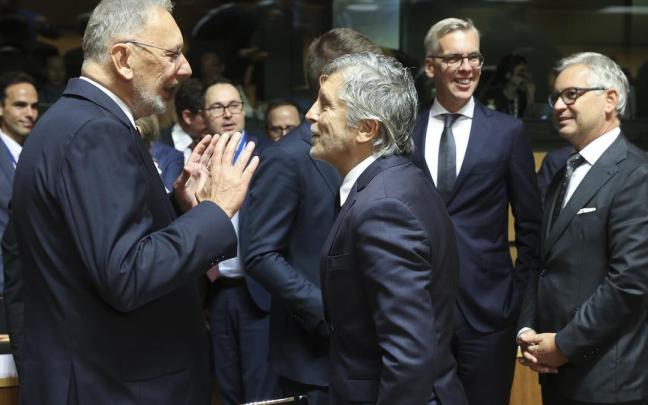 El ministro de Interior, Fernando Grande-Marlaska, charla con otros ministros de la UE antes del comienzo de una reunión en Luxemburgo.