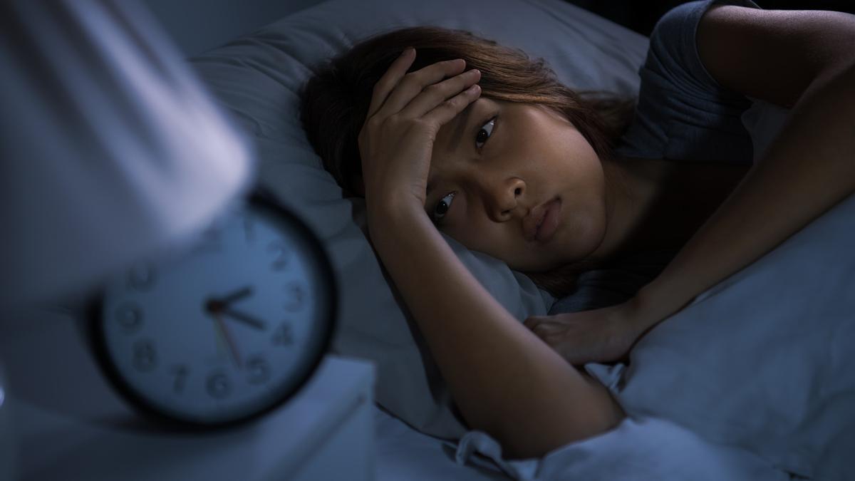 Una mujer permanece despierta a altas horas de la madrugada.