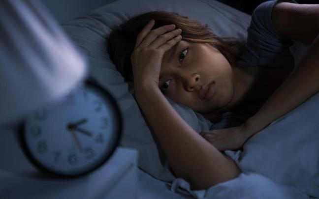 Una mujer permanece despierta a altas horas de la madrugada.