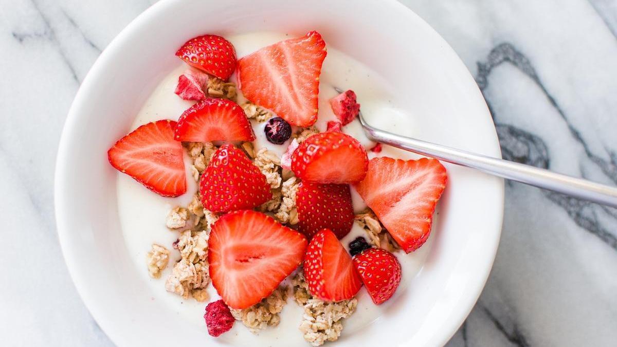 Yogur con fresas y muesli