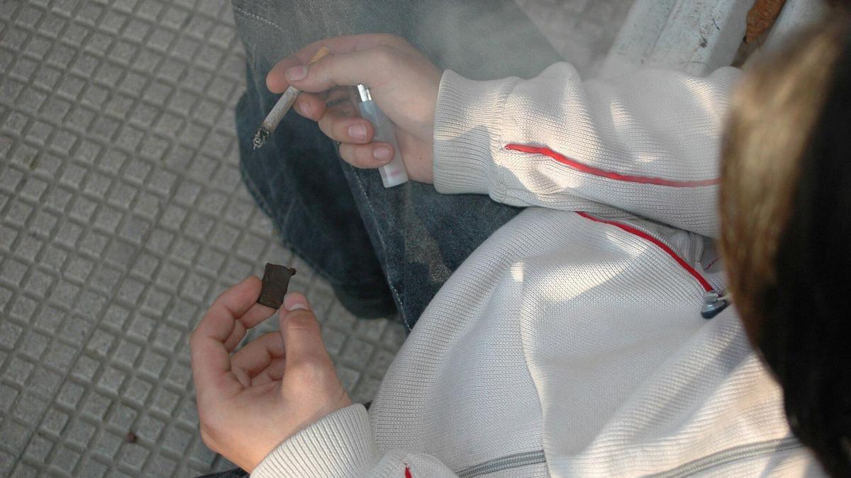 Joven fumando un porro en Vitoria