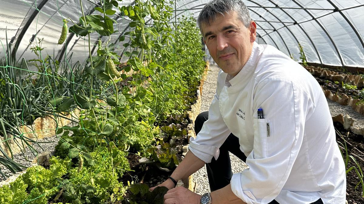 Juan Carlos Caro en la huerta de Zelai Txiki, muy cerca de Gros.