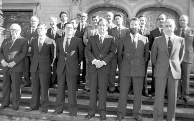 El lehendakari Garaikoetxea, junto con todos los miembros del Gobierno vasco, hace 45 años.