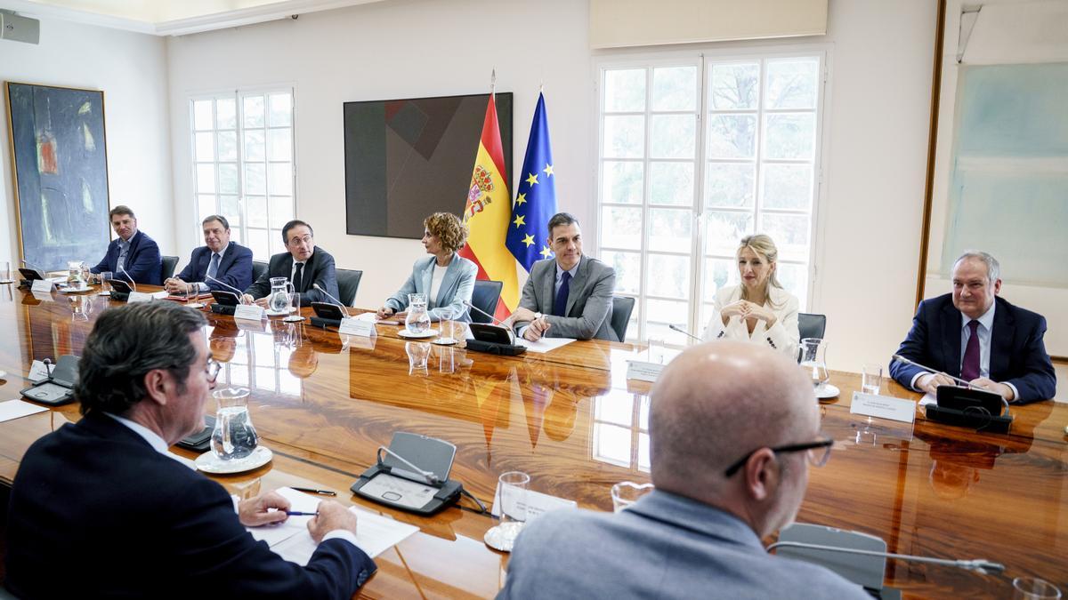 El presidente del Gobierno, Pedro Sánchez, junto a varios ministros, se reúne con representantes de empresarios y sindicatos