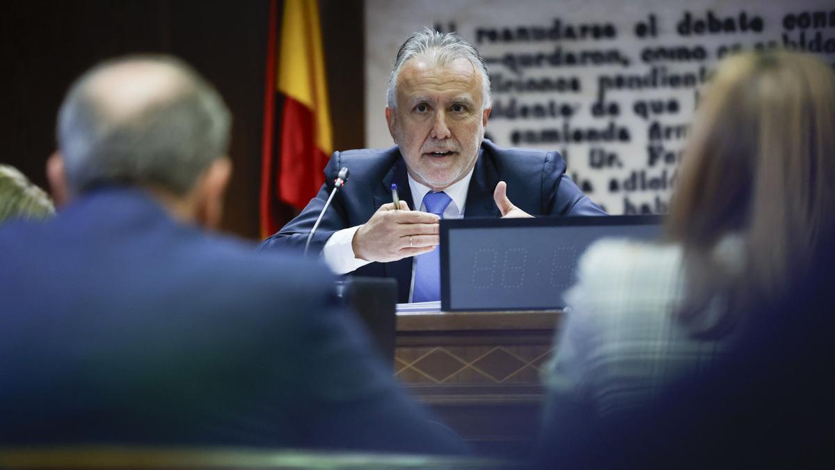 El ministro de Política Territorial y expresidente de Canarias, Ángel Víctor Torres, responde a las preguntas en la comisión de investigación en el Senado.