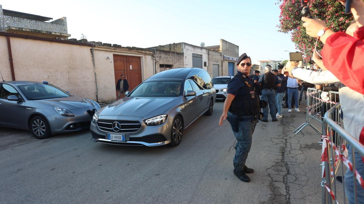 Llegada de familiares de Matteo Messina Denaro al cementerio.