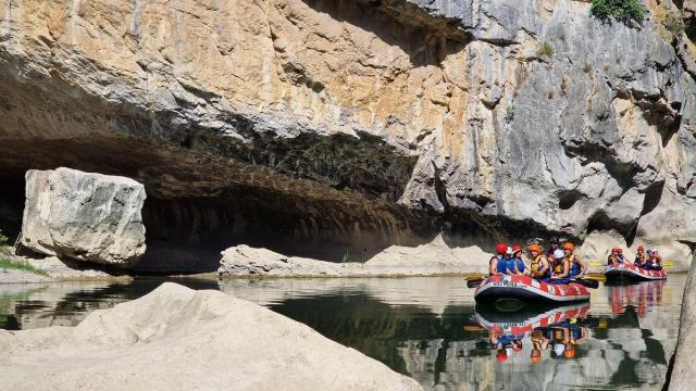 Nattura organiza descensos en balsa por el río Irati a su paso por la Foz de Lumbier. / Cedida Nattura organiza descensos en balsa por el río Irati a su paso por la Foz de Lumbier.