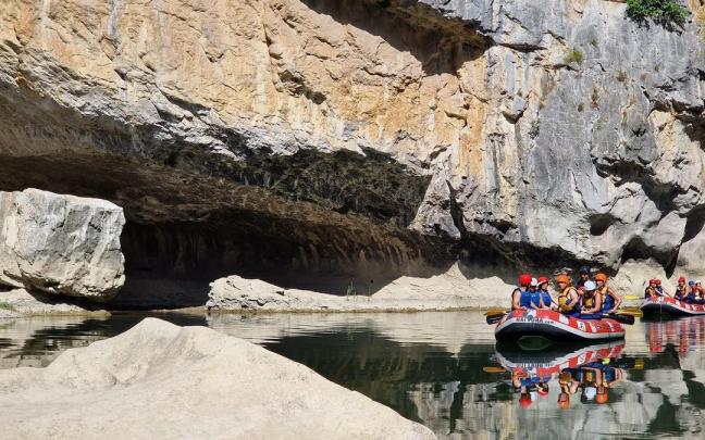 Nattura organiza descensos en balsa por el río Irati a su paso por la Foz de Lumbier.