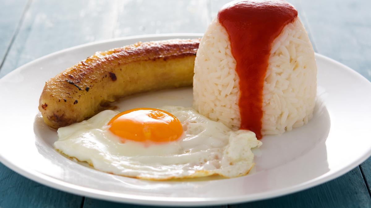 Un sencillo y limpio arroz a la cubana que solo se prepara aquí.