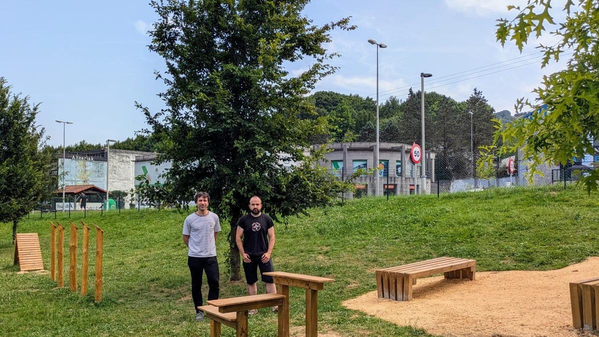 Los concejales Joanes Amenabar y Ander Larrañaga, en la presentación del espacio de esparcimeinto para perros de Garmendipe.