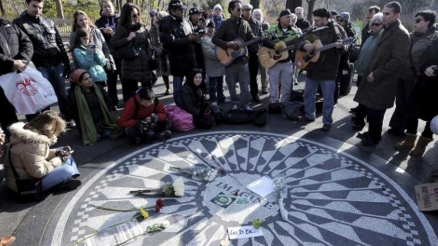 Fans concentrados ante el mosaico Imagine en Central Park