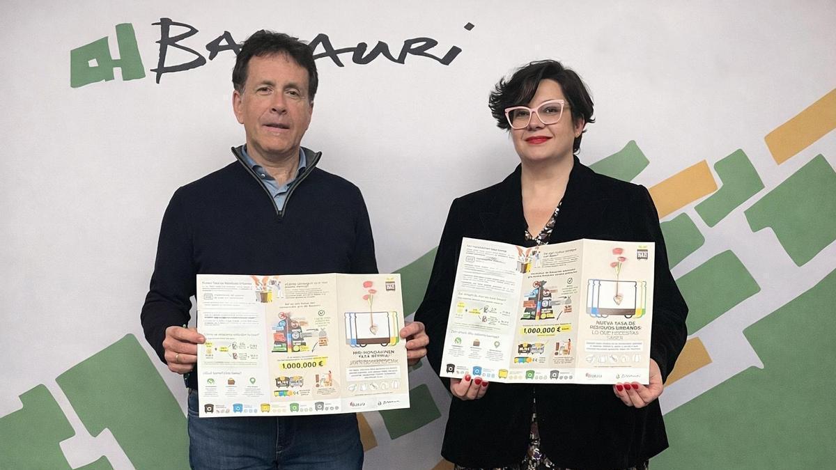 Asier Iragorri e Irene García muestran los folletos informativos