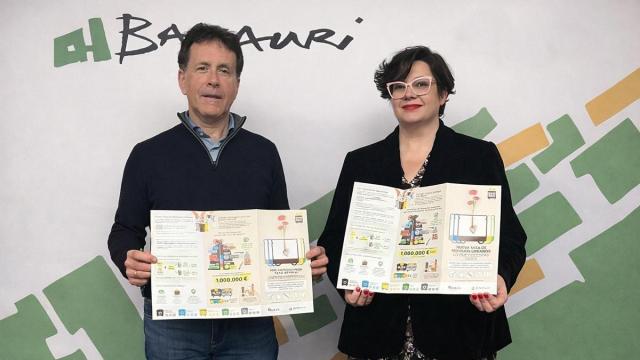 Asier Iragorri e Irene García muestran los folletos informativos