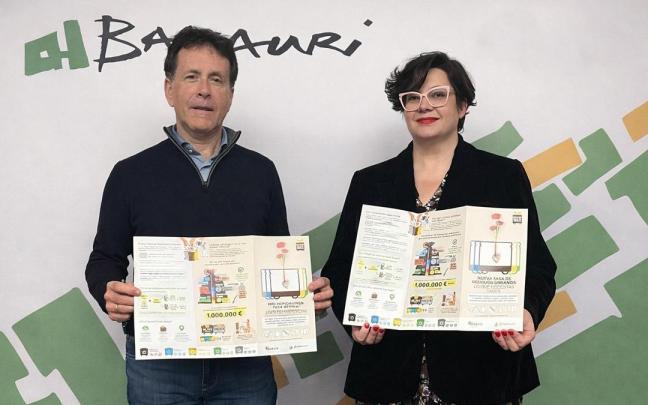Asier Iragorri e Irene García muestran los folletos informativos