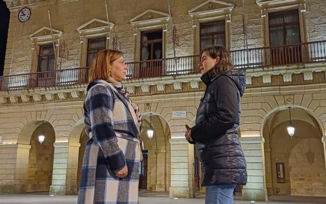 Susana Fernández, de BidaShop, junto a Nuria Alzaga, delegada de Impulso de Ciudad, ayer tras la celebración de la reunión.