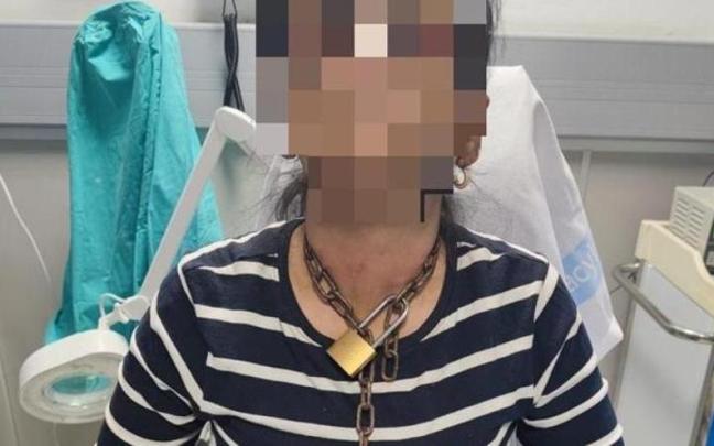 En libertad tras presuntamente golpear y encadenar de manos a cuello a una mujer en Miranda.