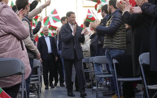 El candidato del PNV a lehendakari, Imanol Pradales, con Urkullu detrás, en el mitin celebrado este jueves en Gasteiz