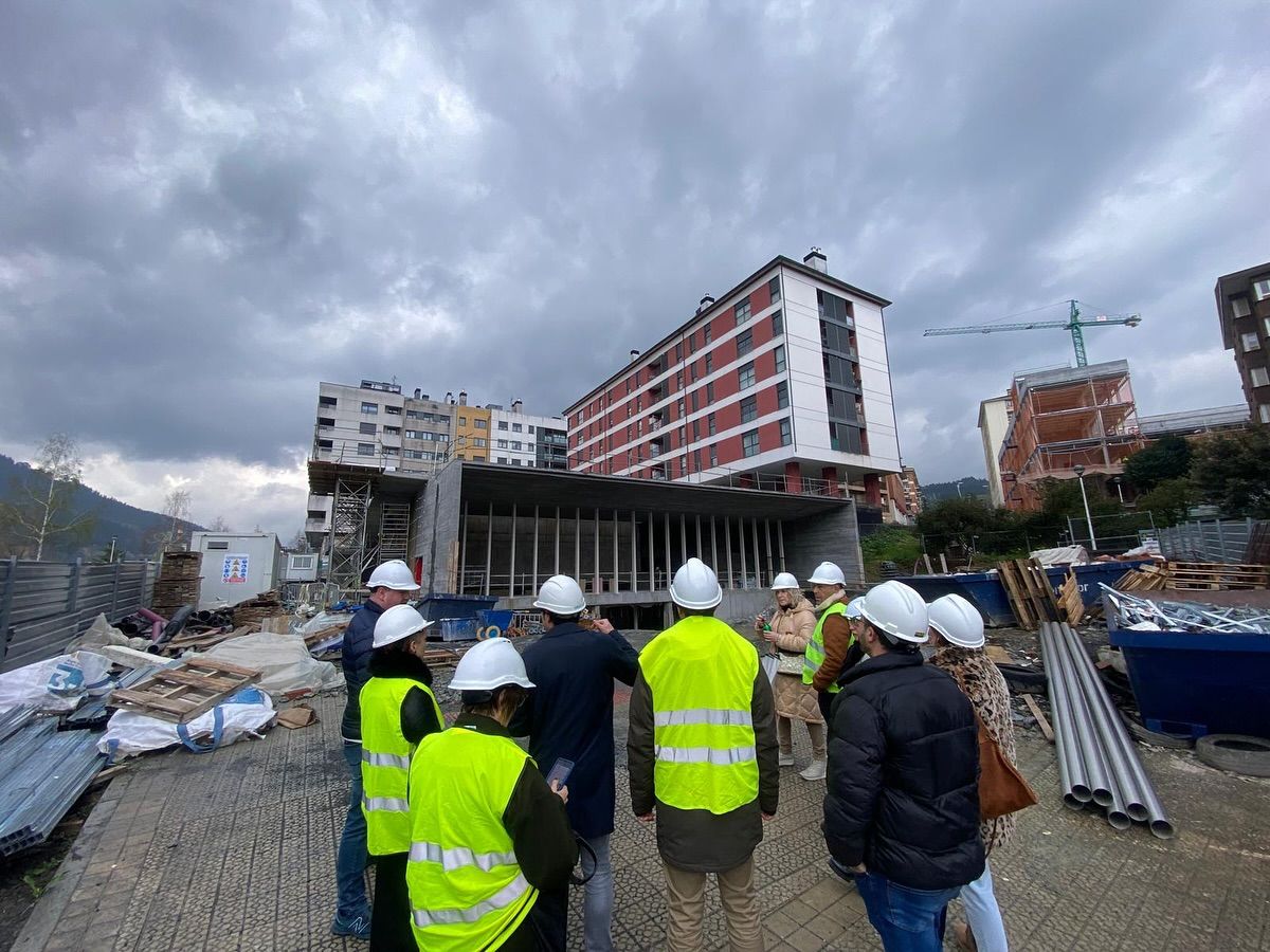 Corporación municipal de Laudio visitando la obra del Antzoki en Latiorro