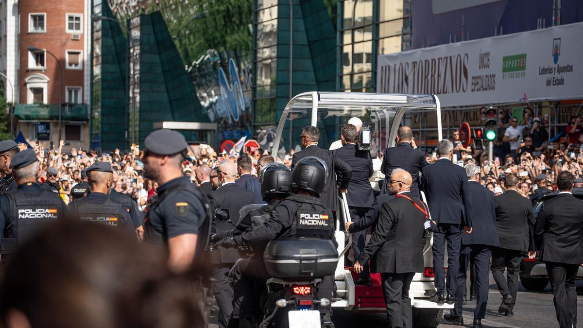 Una multitud de personas reciben al Papa León XIV en Madrid.