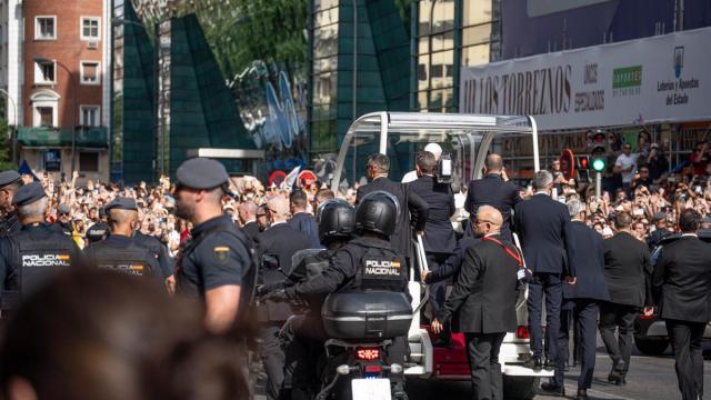 Una multitud de personas reciben al Papa León XIV en Madrid.
