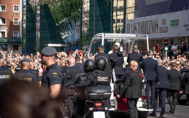 Una multitud de personas reciben al Papa León XIV en Madrid.