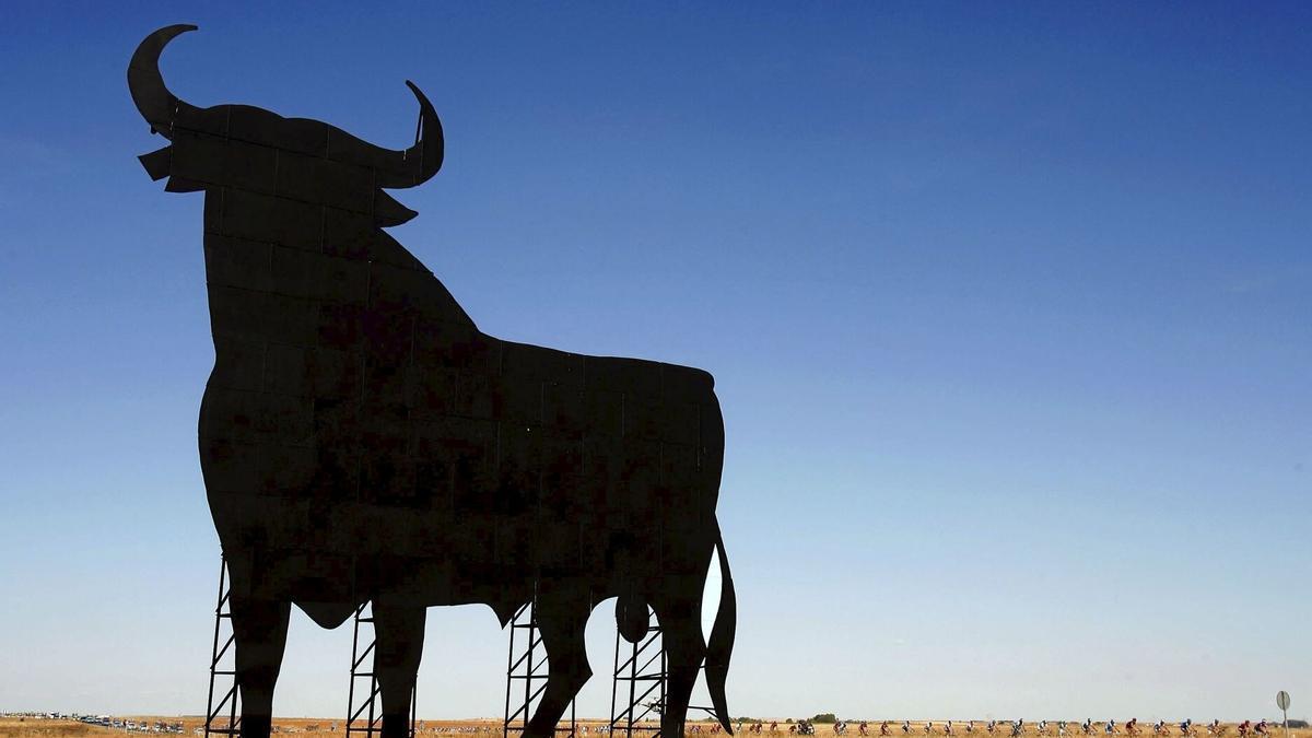 Un toro de Osborne cerca de Ponferrada (León).