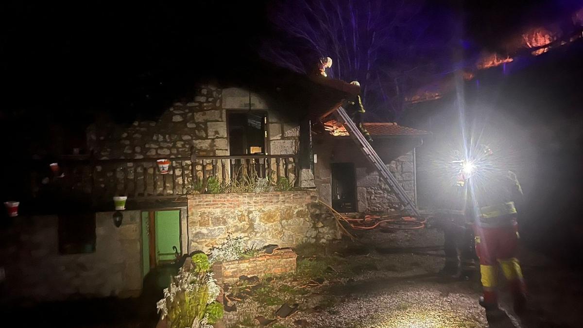 Incendio forestal quema una cabaña en Liérganes.