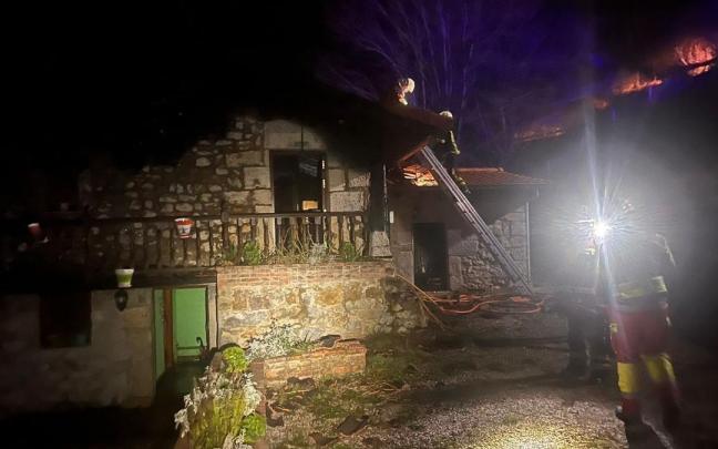 Incendio forestal quema una cabaña en Liérganes.