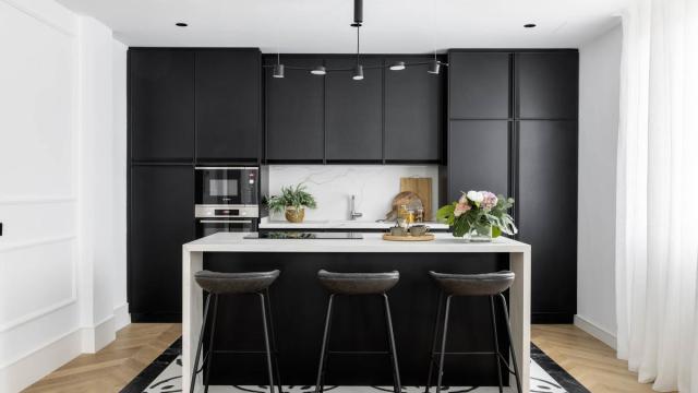 En blanco y negro, la cocina resulta elegante y sofisticada.