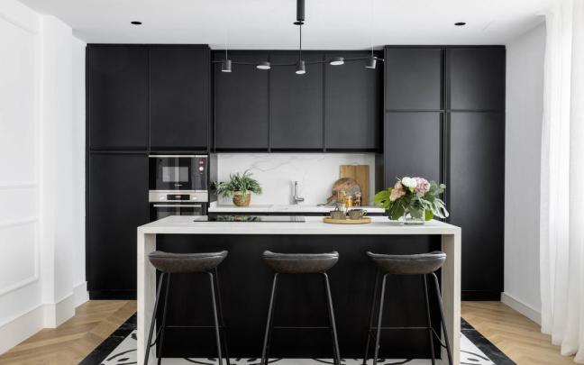 En blanco y negro, la cocina resulta elegante y sofisticada.