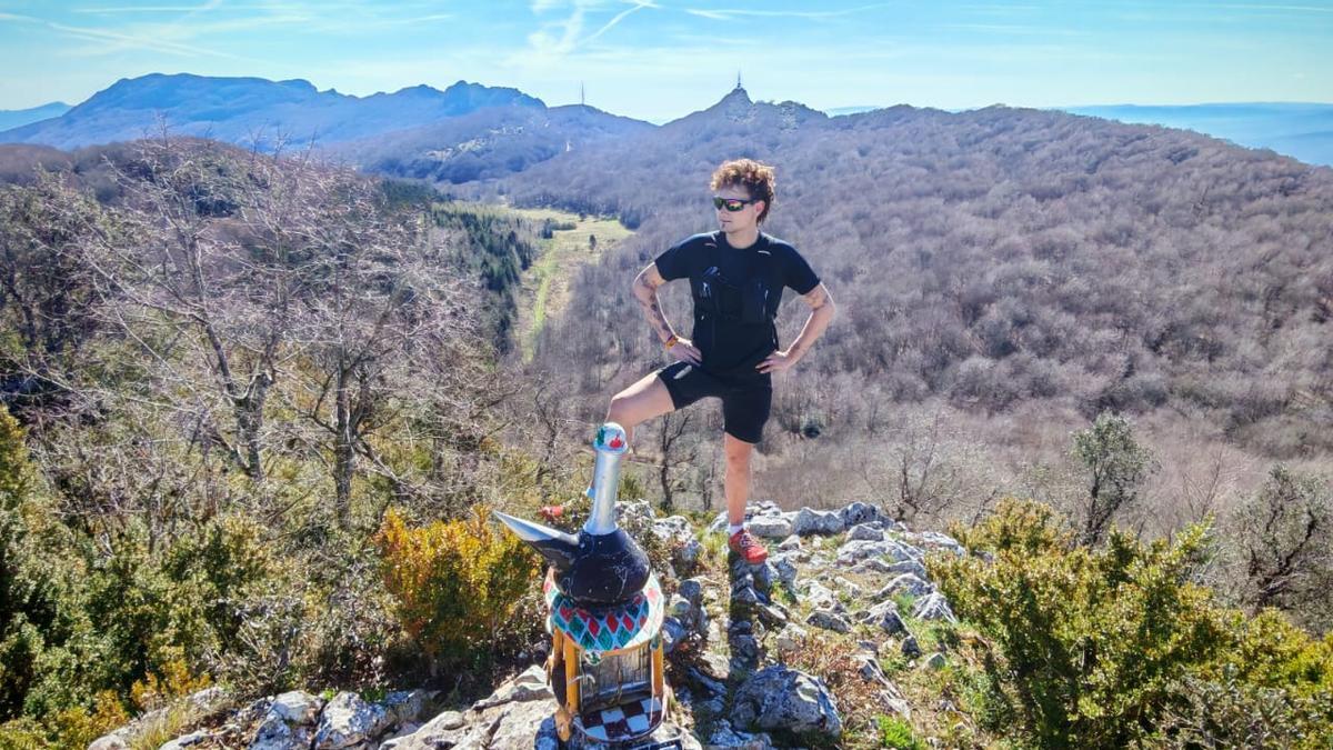 Iker en la cima de Zelarruntza con Herrera detras