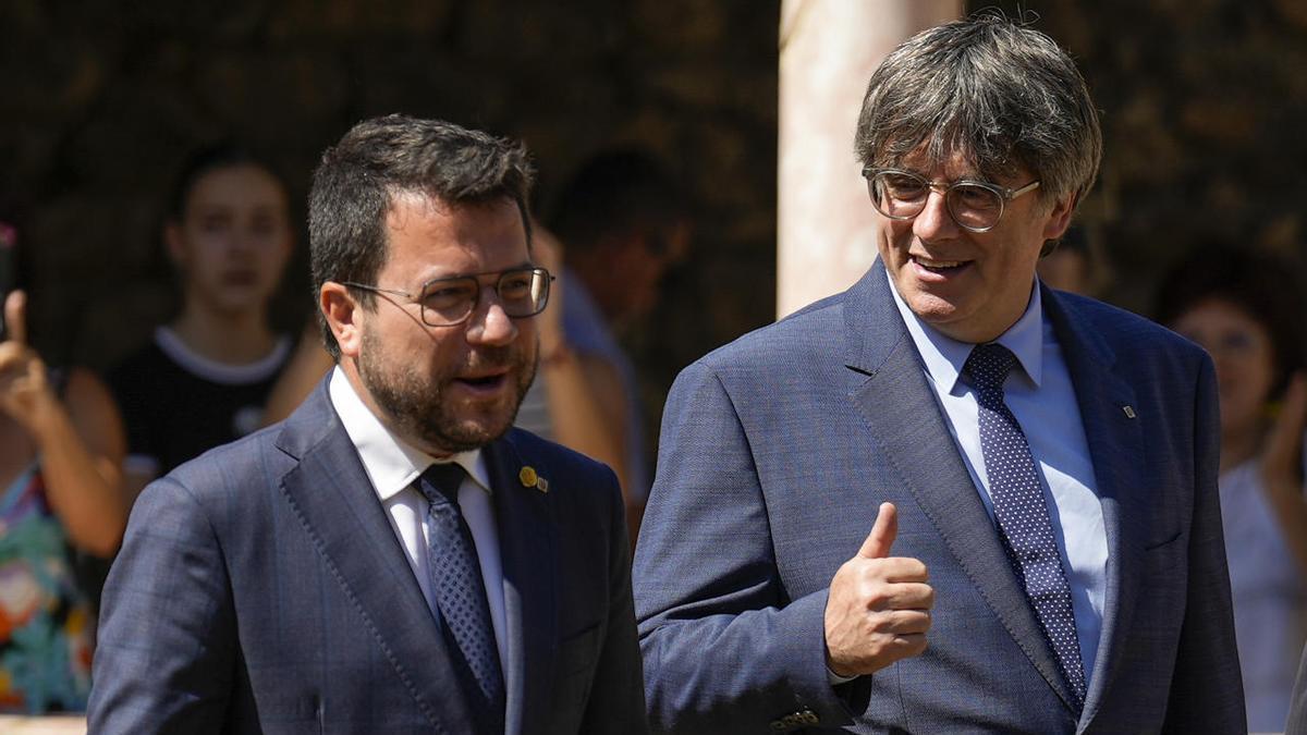 El president de la Generalitat de Catalunya, Pere Aragonés, junto al expresident Carles Puigdemont.