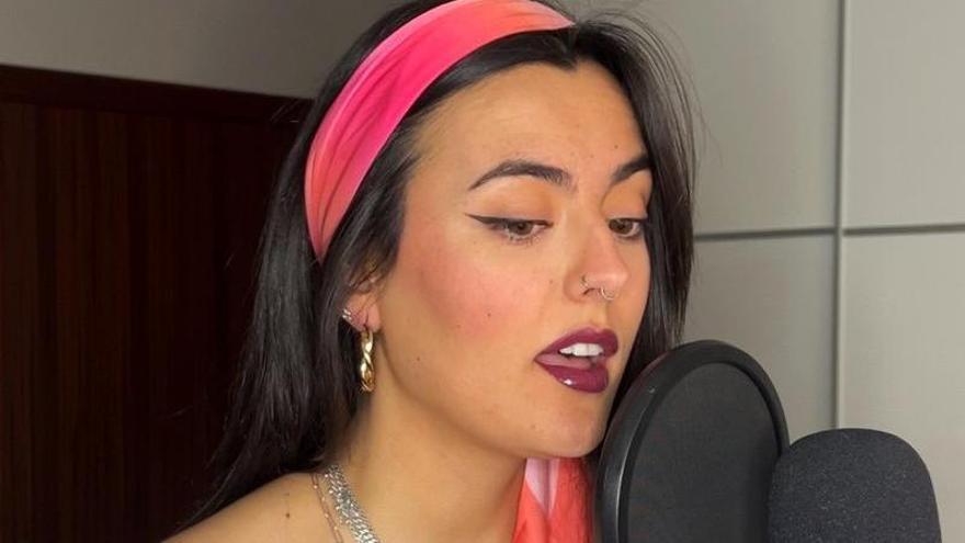 Lucía Hurtado realizando un doblaje.