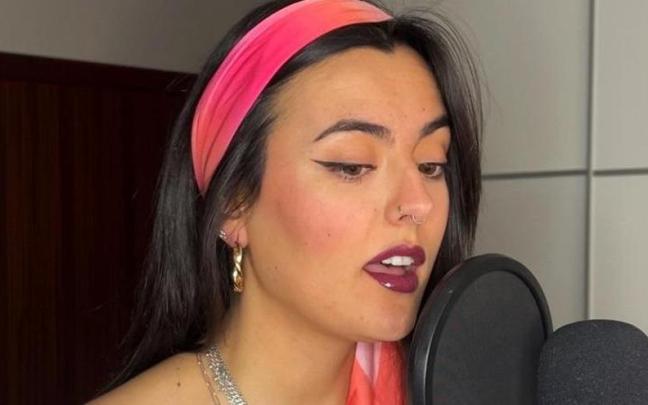 Lucía Hurtado realizando un doblaje.