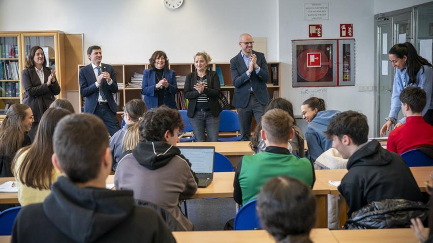 Alumnado de 4º ESO pregunta al consejero d’Anjou y a las diputadas forales de Hacienda sobre la fiscalidad vasca en su visita al IES Mendebaldea.