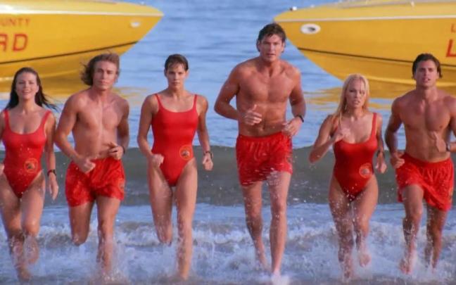 Imagen de los principales protagonistas de la serie original ‘Los vigilantes de la playa’.