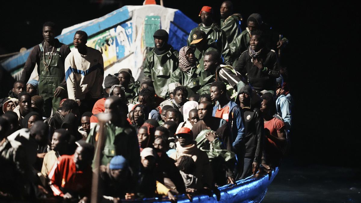 Un grupo de migrantes llega a la isla de El Hierro.