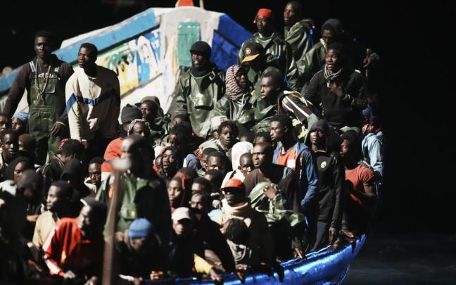 Un grupo de migrantes llega a la isla de El Hierro.