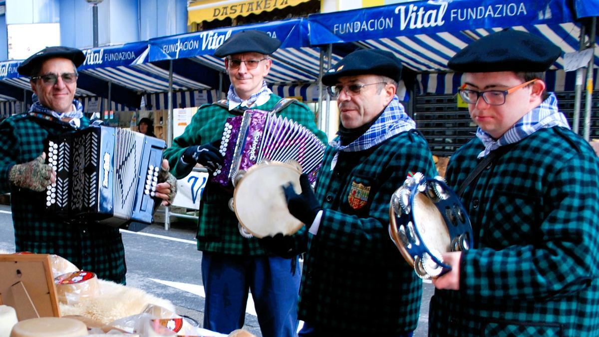Trikitilaris animando un mercado en Amurrio