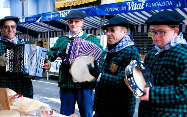 Trikitilaris animando un mercado en Amurrio
