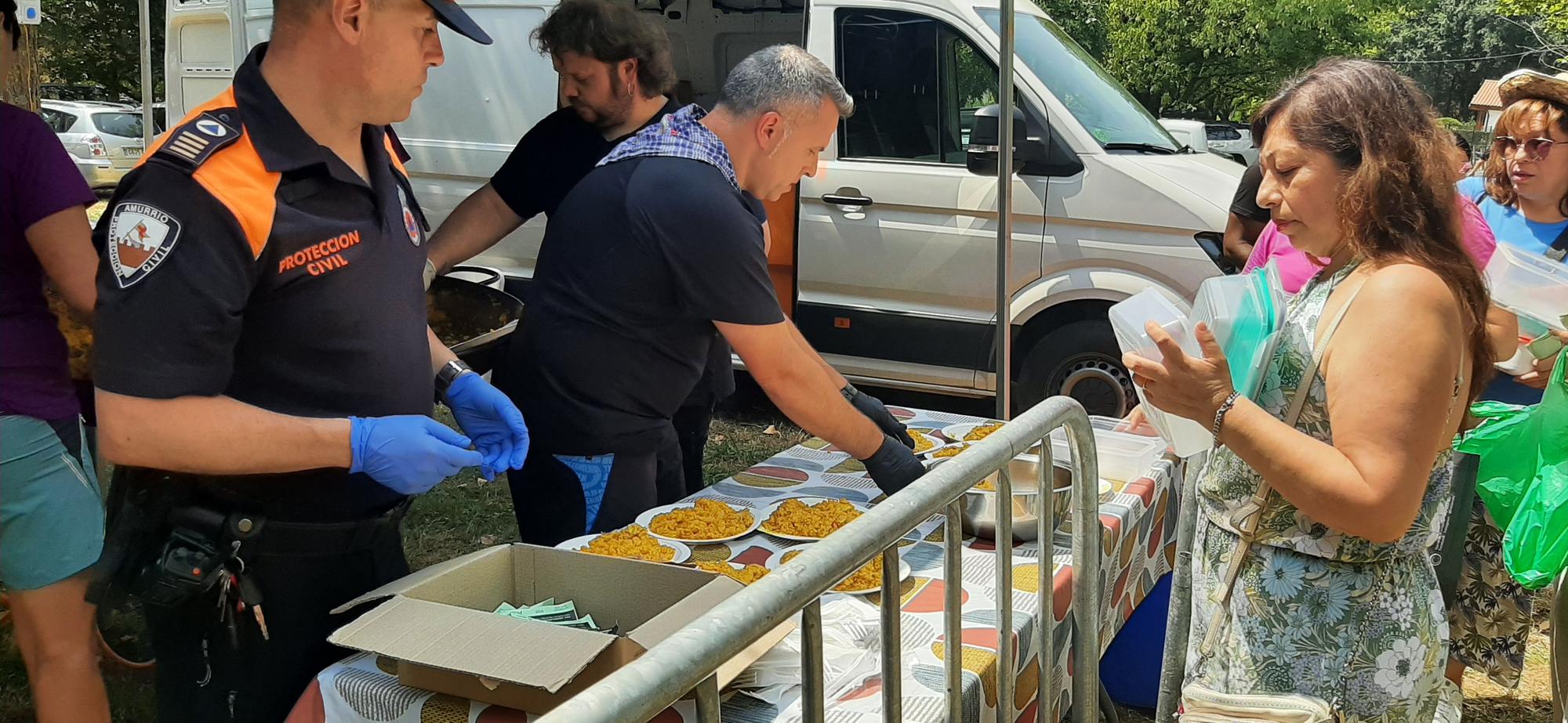 Reparto de la comida popular en San Roque