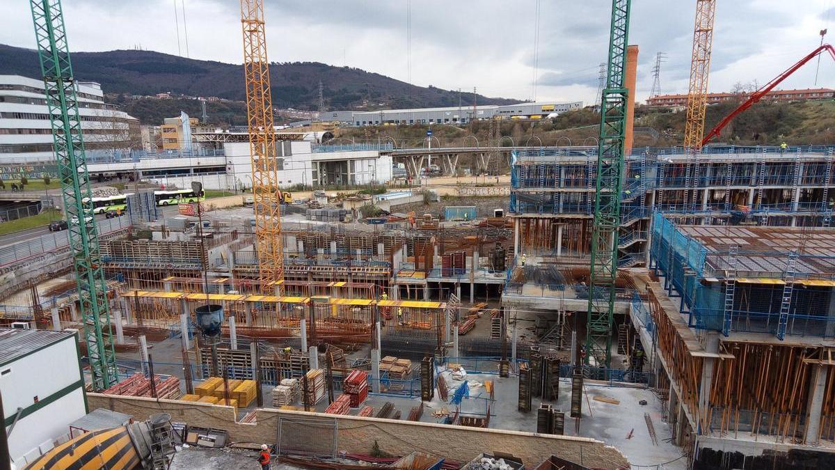 Trabajadores en una obra de construcción de viviendas.