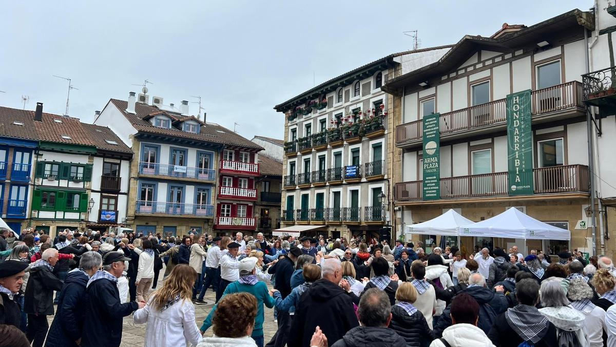 Muxiko Eguna 2026 a su paso por la Arma Plaza