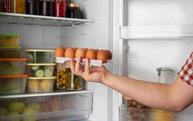 Los huevos cocidos deben guardarse en la nevera con cáscara. Si están pelados hay que consumirlos en 48 horas como mucho.